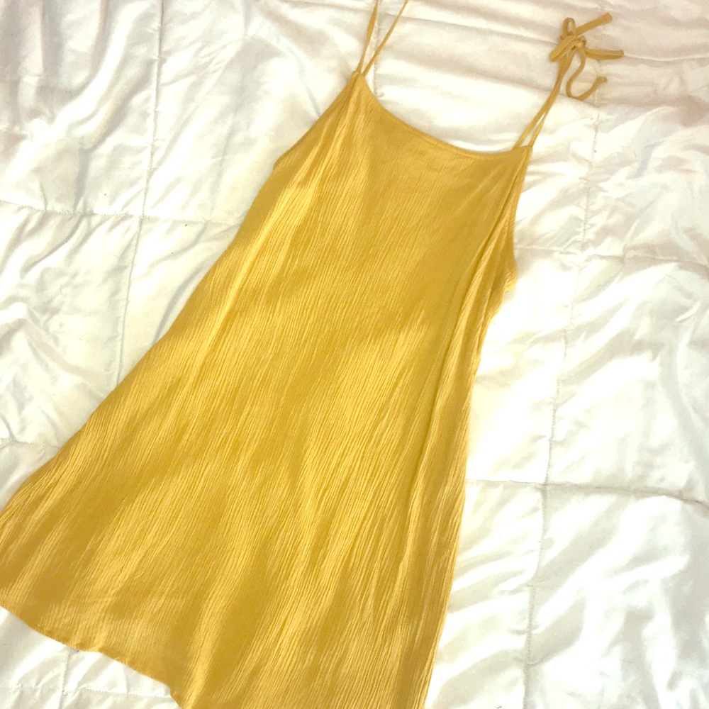 Tie shoulder, yellow sundress ☀️